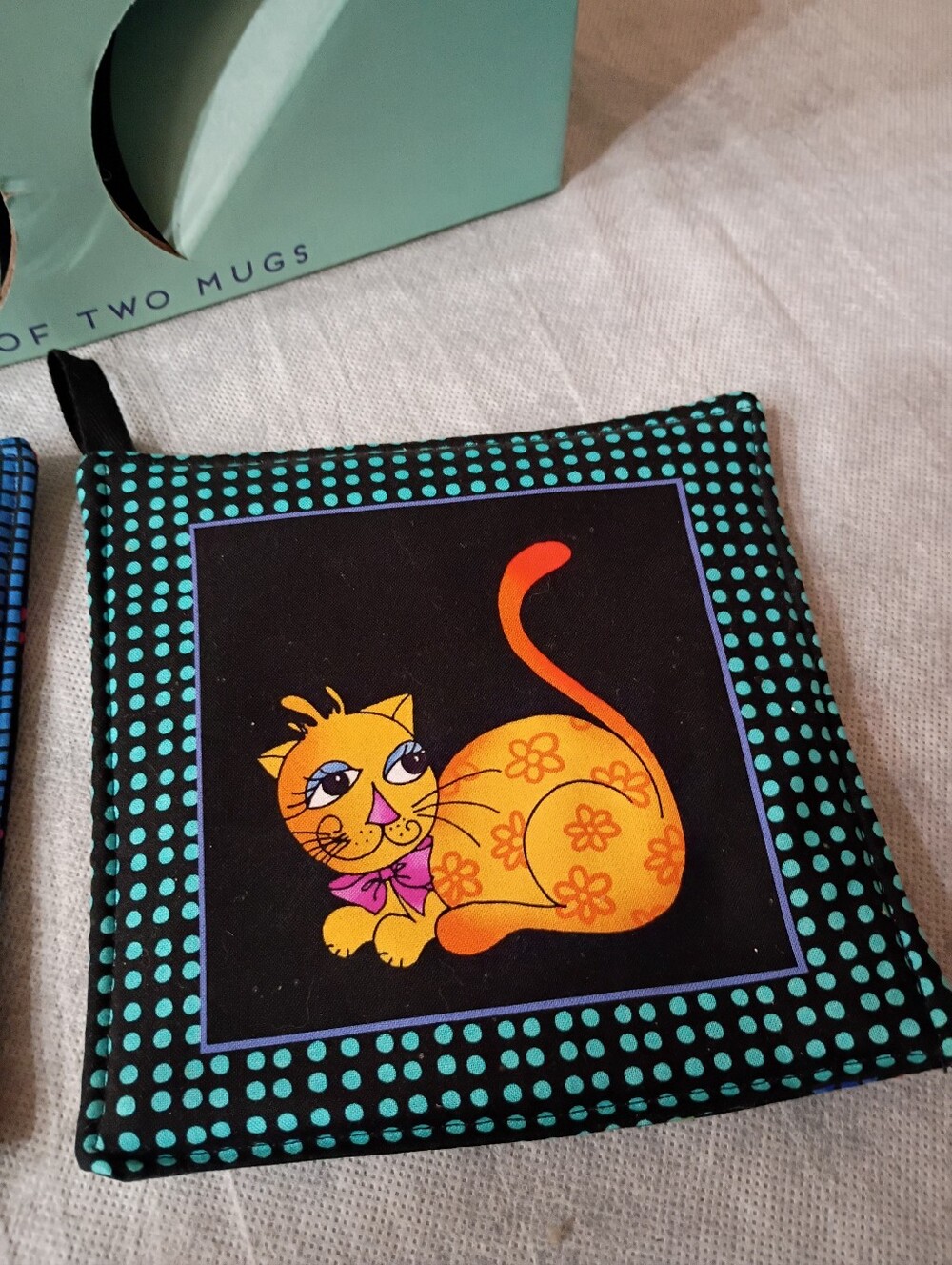 MR. &MRS. CERAMIC CAT MUGS AND CAT POT HOLDERS. - Picture 5 of 6